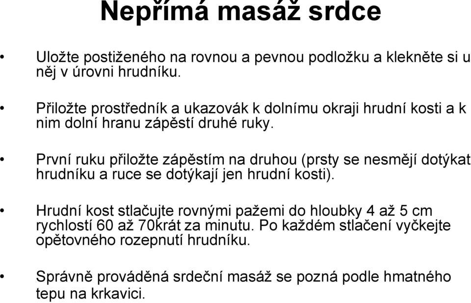 První ruku přiložte zápěstím na druhou (prsty se nesmějí dotýkat hrudníku a ruce se dotýkají jen hrudní kosti).