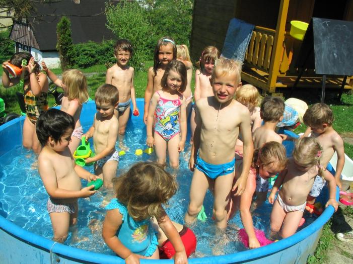 26 ZPRÁVY ZE ŠKOL MATEŘSKÁ ŠKOLA INFORMUJE 9. května proběhl v naší mateřské škole zápis nových dětí na následující školní rok. Na všechny se moc těšíme. 10.