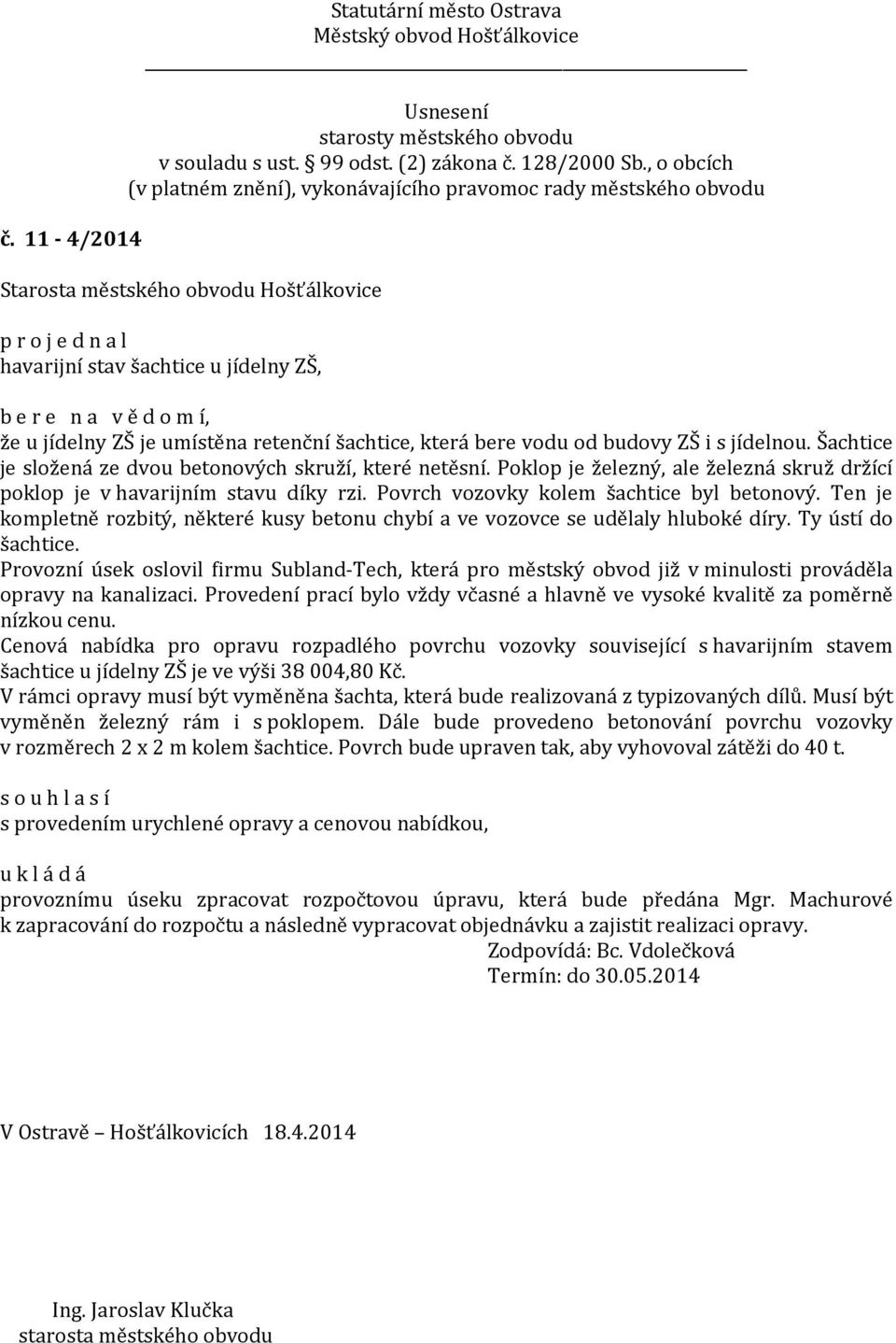 Ten je kompletně rozbitý, některé kusy betonu chybí a ve vozovce se udělaly hluboké díry. Ty ústí do šachtice.