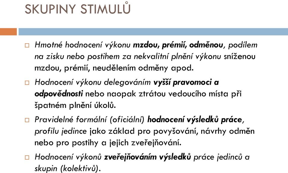 Hodnocení výkonu delegováním vyšší pravomoci a odpovědnosti nebo naopak ztrátou vedoucího místa při špatném plnění úkolů.