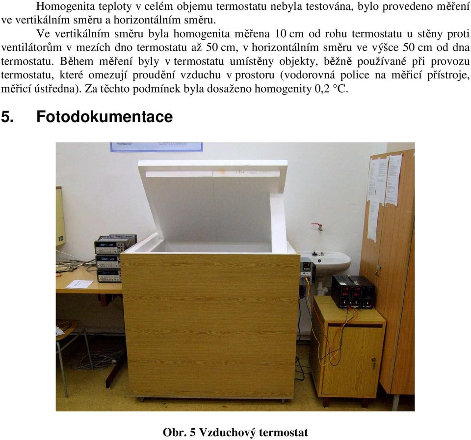 směru ve výšce 50 cm od dna termostatu.
