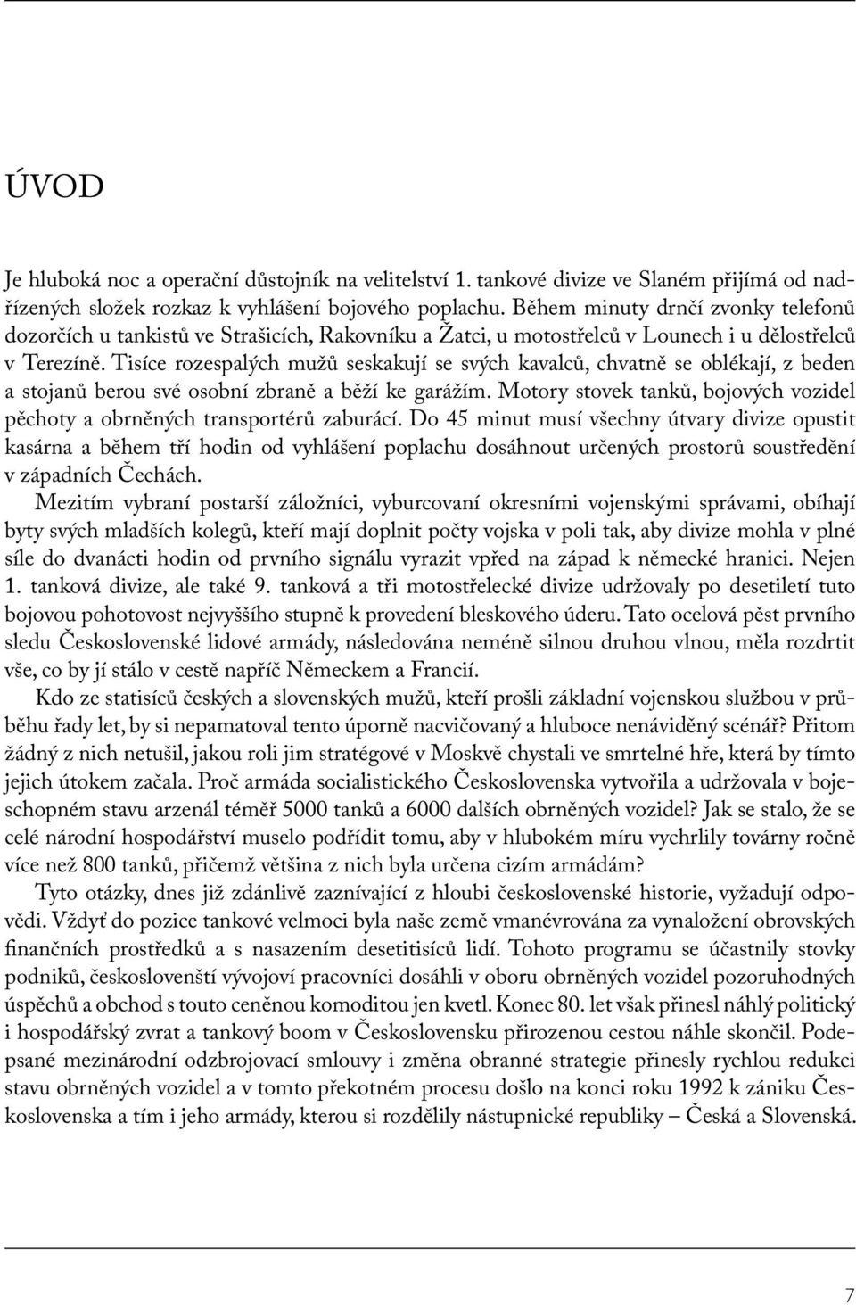 Tisíce rozespalých mužů seskakují se svých kavalců, chvatně se oblékají, z beden a stojanů berou své osobní zbraně a běží ke garážím.