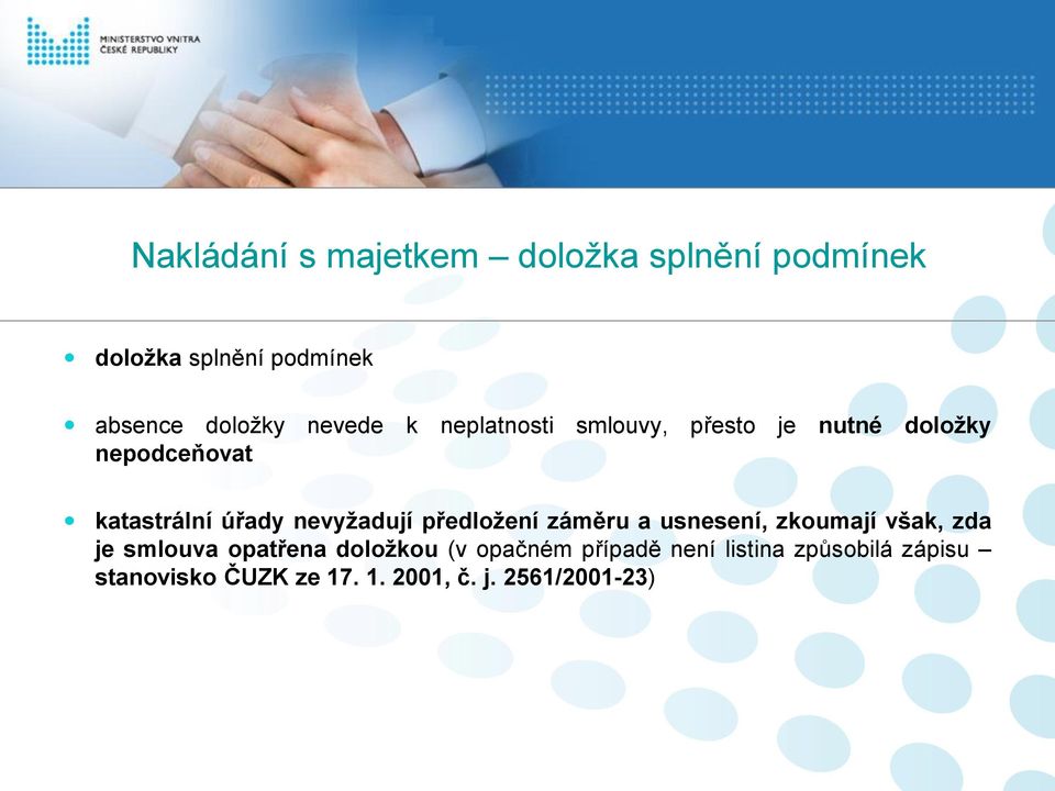 nevyžadují předložení záměru a usnesení, zkoumají však, zda je smlouva opatřena doložkou