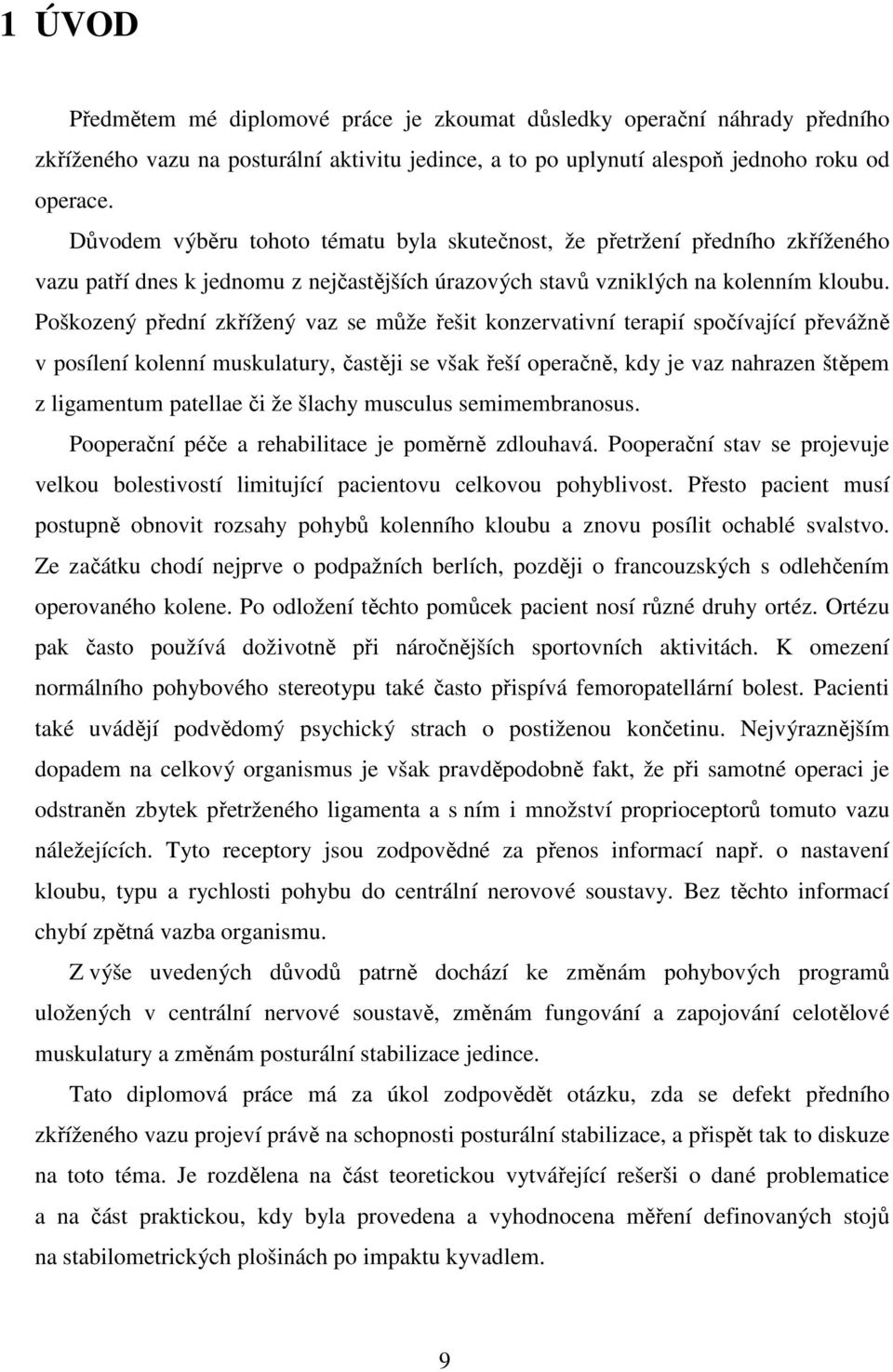 Poškozený přední zkřížený vaz se může řešit konzervativní terapií spočívající převážně v posílení kolenní muskulatury, častěji se však řeší operačně, kdy je vaz nahrazen štěpem z ligamentum patellae