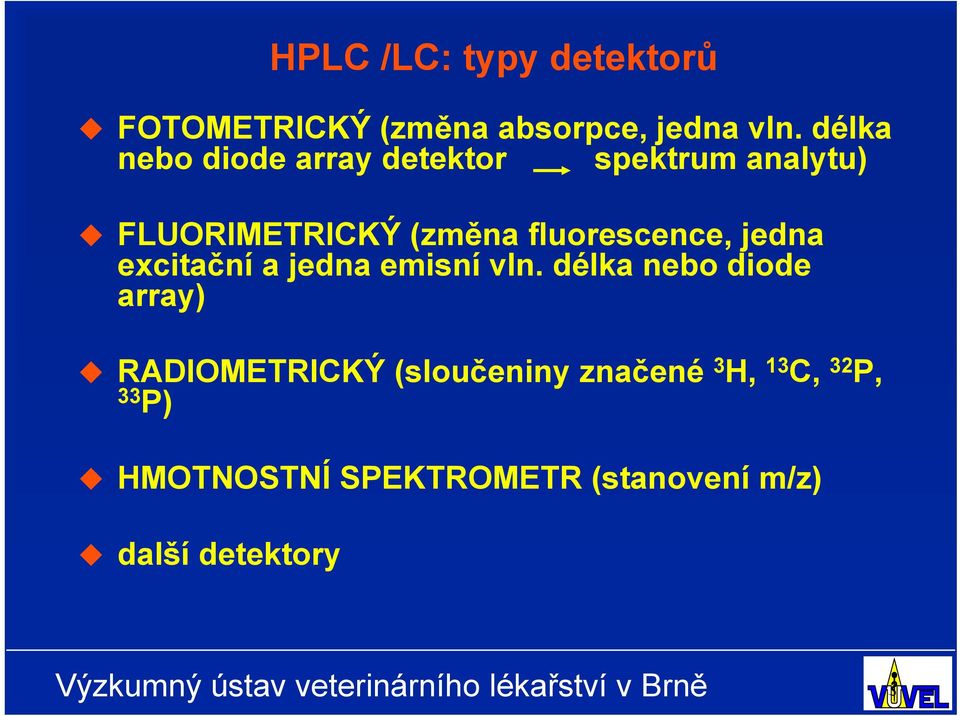 fluorescence, jedna excitační a jedna emisní vln.