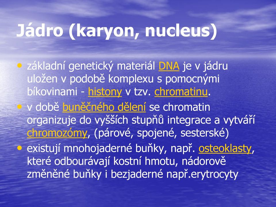 v době buněčného dělení se chromatin organizuje do vyšších stupňů integrace a vytváří chromozómy,