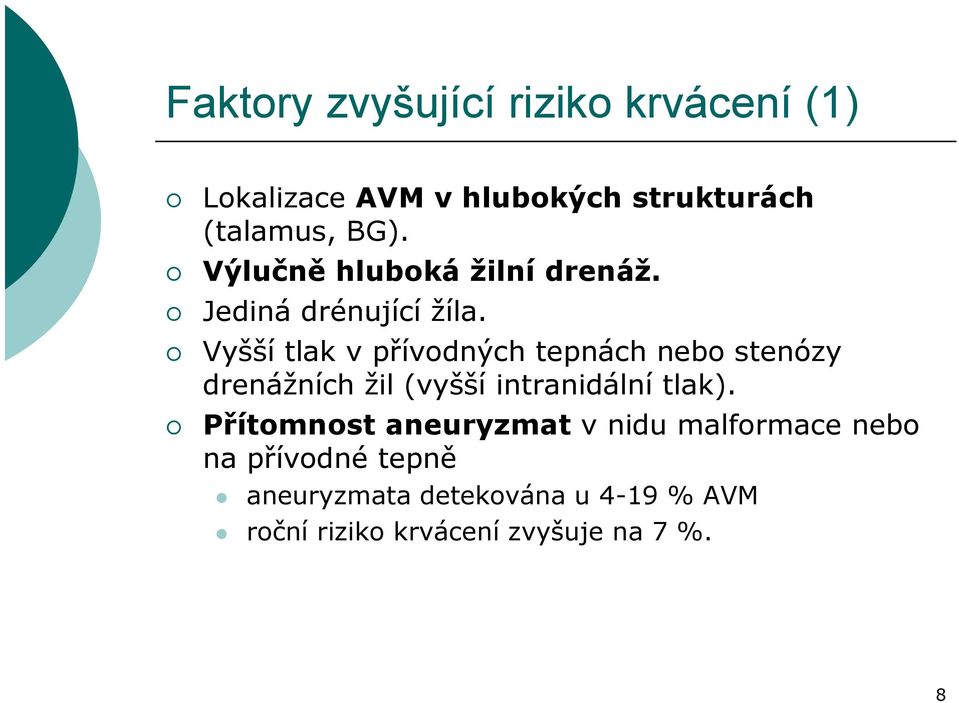 Vyšší tlak v přívodných tepnách nebo stenózy drenážních žil (vyšší intranidální tlak).