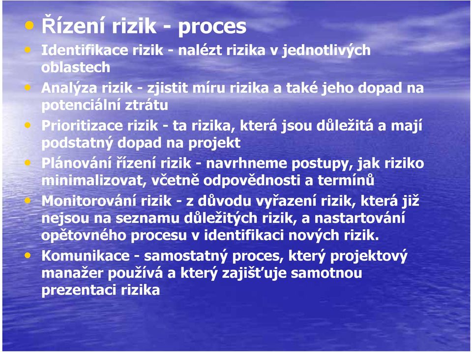 minimalizovat, včetně odpovědnosti a termínů Monitorování rizik - z důvodu vyřazení rizik, která již nejsou na seznamu důležitých rizik, a nastartování