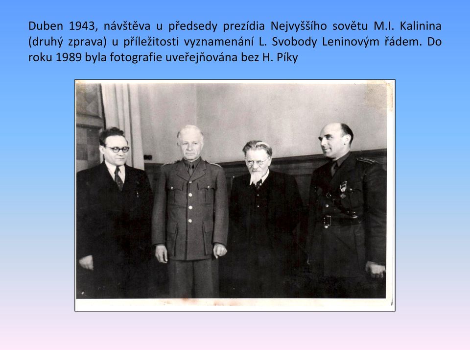 Kalinina (druhý zprava) u příležitosti