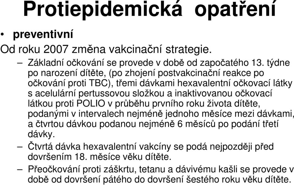 očkovací látkou proti POLIO v průběhu prvního roku života dítěte, podanými v intervalech nejméně jednoho měsíce mezi dávkami, a čtvrtou dávkou podanou nejméně 6 měsíců po podání