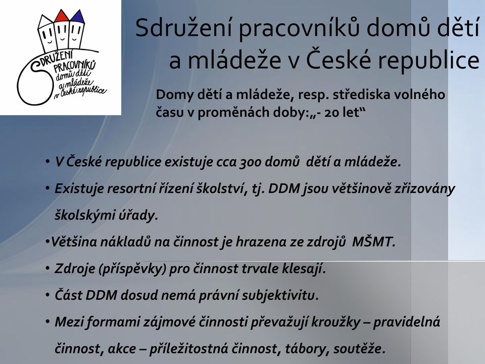 Existuje resortní řízení školství, tj. DDM jsou většinově zřizovány školskými úřady.