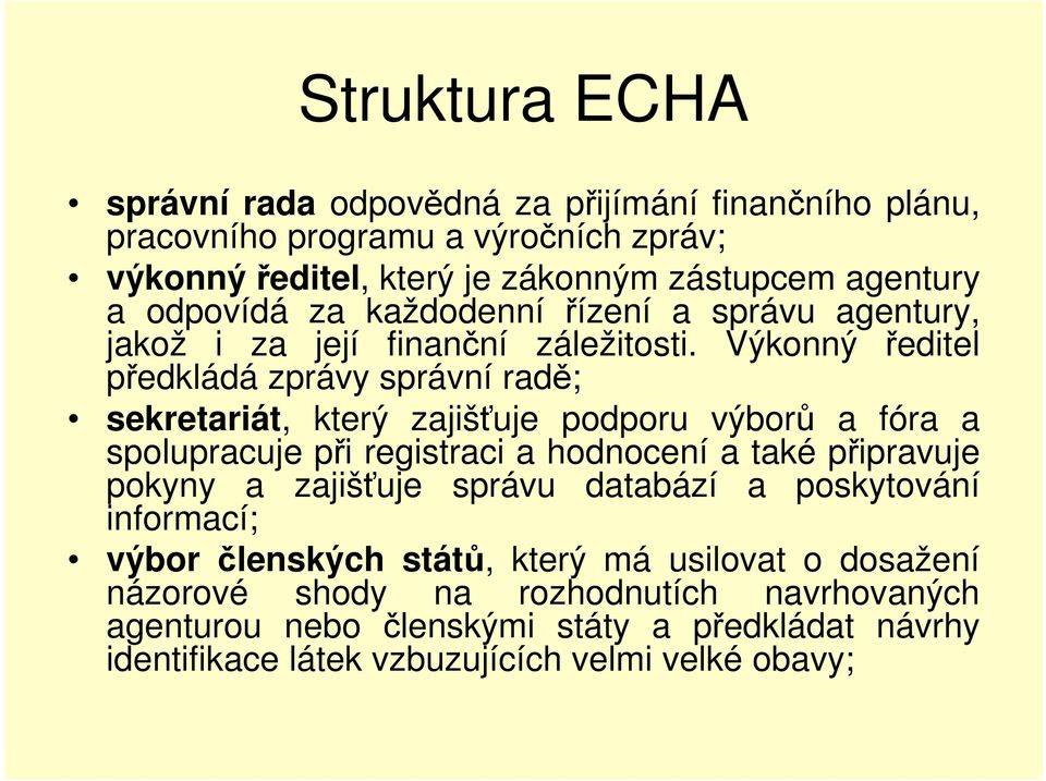 Výkonný ředitel předkládá zprávy správní radě; sekretariát, který zajišťuje podporu výborů a fóra a spolupracuje při registraci a hodnocení a také připravuje pokyny a