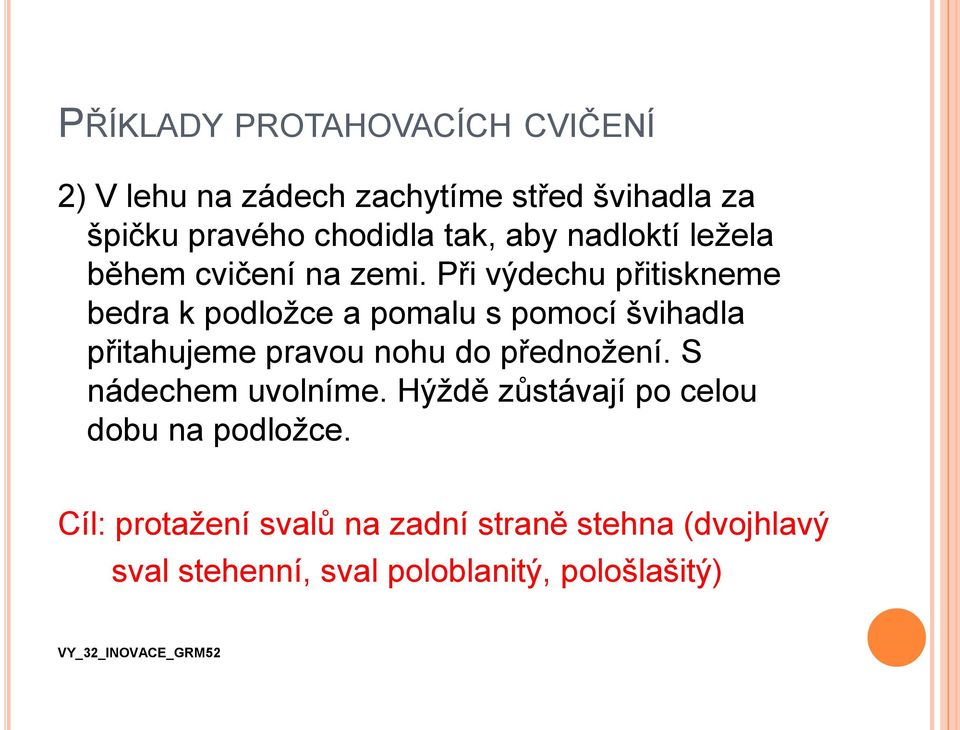 Při výdechu přitiskneme bedra k podložce a pomalu s pomocí švihadla přitahujeme pravou nohu do