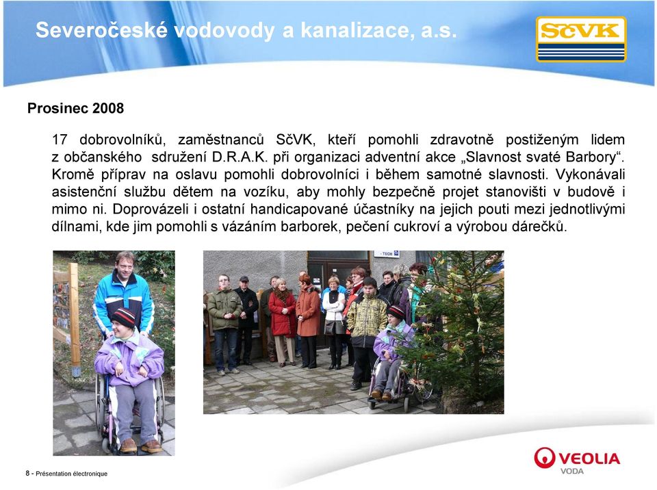 Vykonávali asistenční službu dětem na vozíku, aby mohly bezpečně projet stanovišti v budově i mimo ni.