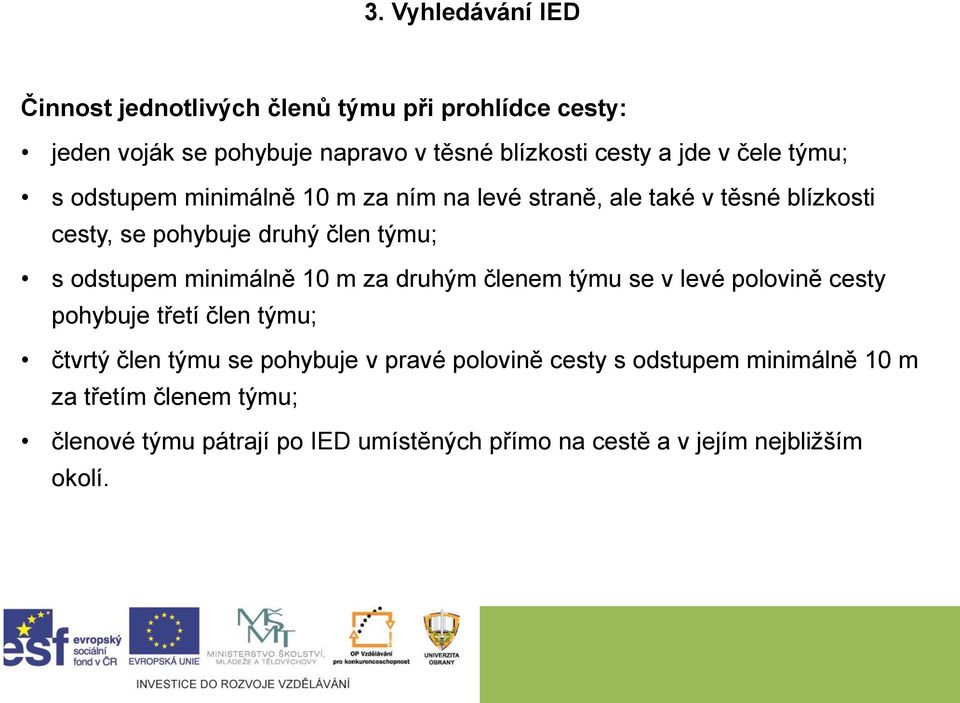 10 m za druhým členem týmu se v levé polovině cesty pohybuje třetí člen týmu; čtvrtý člen týmu se pohybuje v pravé polovině cesty