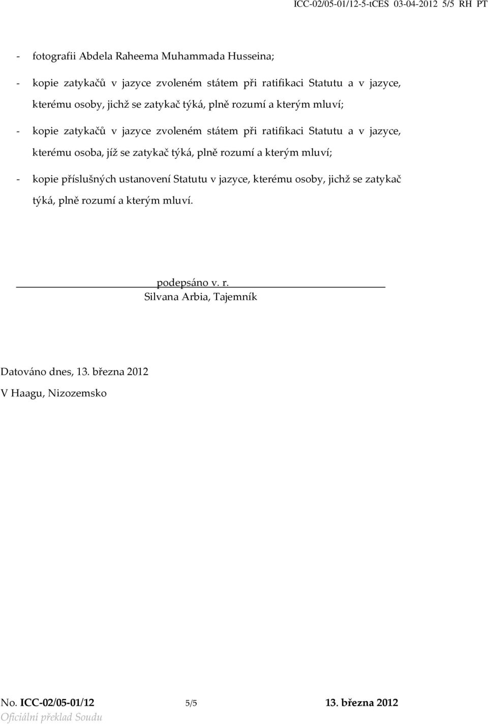 kterému osoba, jíž se zatykač týká, plně rozumí a kterým mluví; kopie příslušných ustanovení Statutu v jazyce, kterému osoby, jichž se zatykač týká, plně