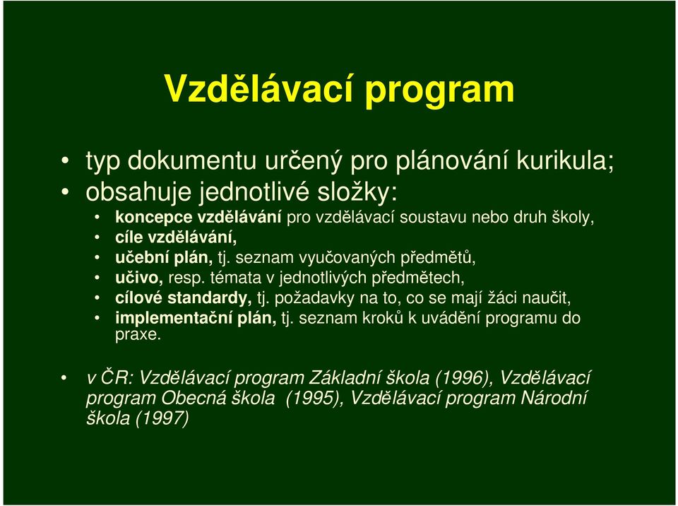 témata v jednotlivých předmětech, cílové standardy, tj. požadavky na to, co se mají žáci naučit, implementační plán, tj.