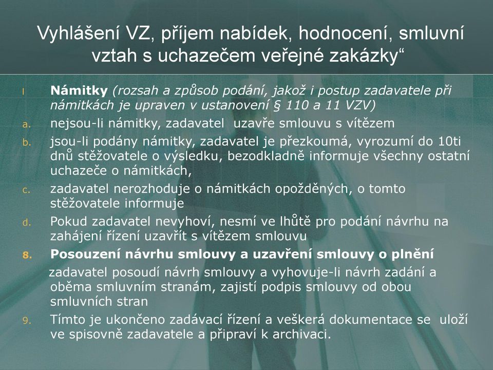 jsou-li podány námitky, zadavatel je přezkoumá, vyrozumí do 10ti dnů stěžovatele o výsledku, bezodkladně informuje všechny ostatní uchazeče o námitkách, c.