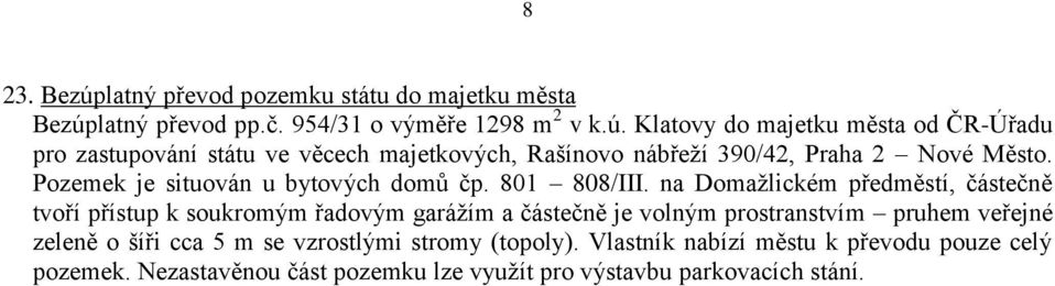 na Domažlickém předměstí, částečně tvoří přístup k soukromým řadovým garážím a částečně je volným prostranstvím pruhem veřejné zeleně o šíři cca 5