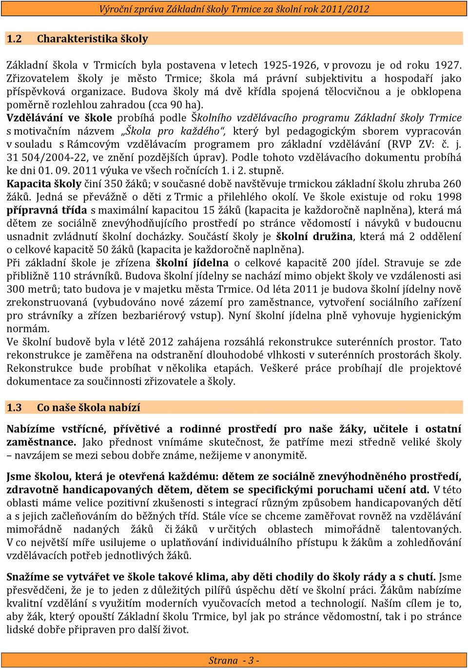 Budova školy má dvě křídla spojená tělocvičnou a je obklopena poměrně rozlehlou zahradou (cca 90 ha).