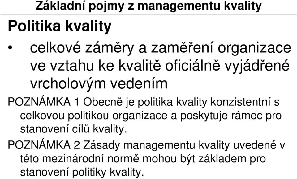 s celkovou politikou organizace a poskytuje rámec pro stanovení cílů kvality.