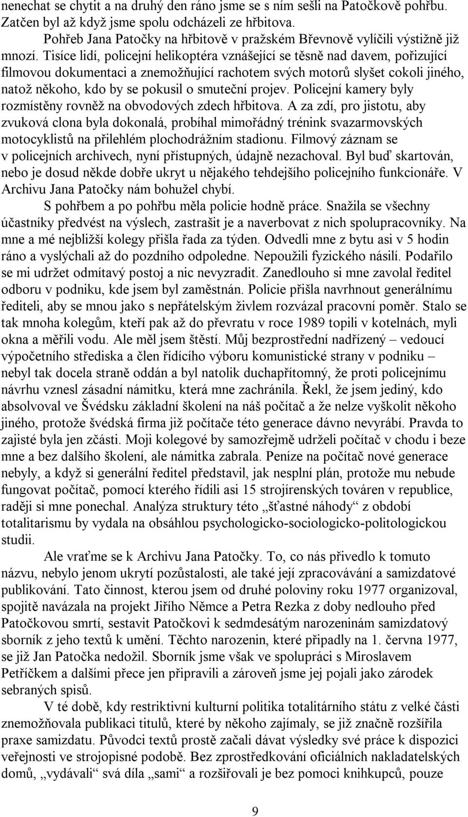 Tisíce lidí, policejní helikoptéra vznášející se těsně nad davem, pořizující filmovou dokumentaci a znemožňující rachotem svých motorů slyšet cokoli jiného, natož někoho, kdo by se pokusil o smuteční