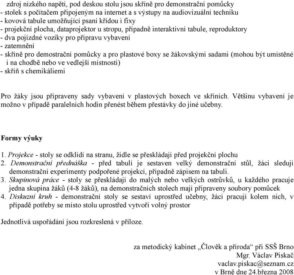 boxy se žákovskými sadami (mohou být umístěné i na chodbě nebo ve vedlejší místnosti) - skříň s chemikáliemi Pro žáky jsou připraveny sady vybavení v plastových boxech ve skříních.
