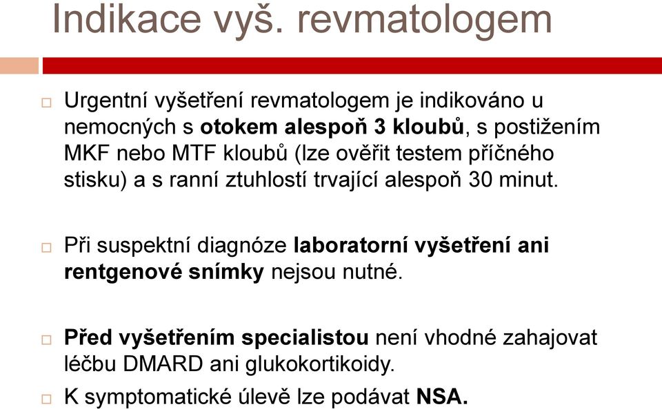 postižením MKF nebo MTF kloubů (lze ověřit testem příčného stisku) a s ranní ztuhlostí trvající alespoň 30