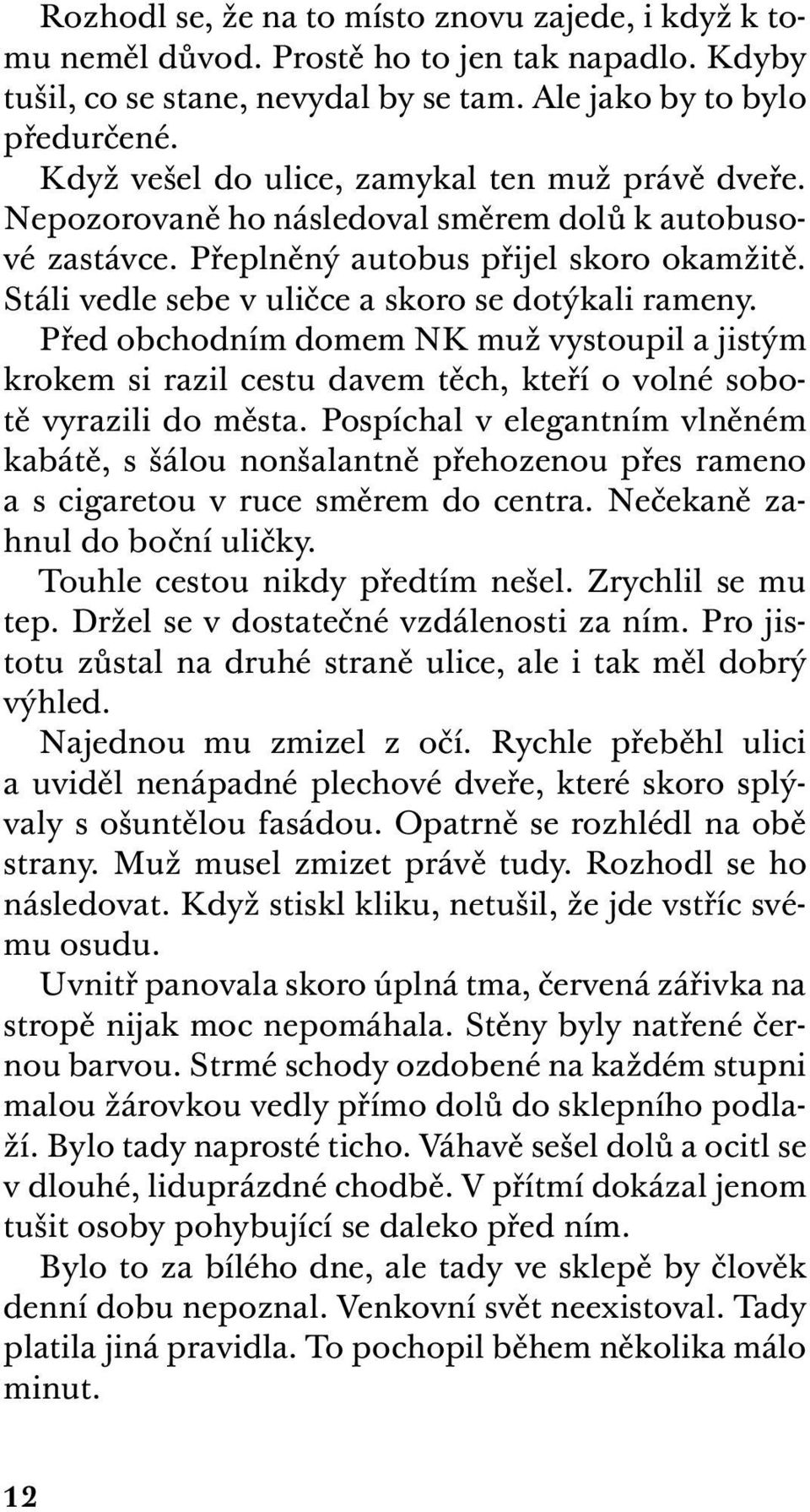 Stáli vedle sebe v uličce a skoro se dotýkali rameny. Před obchodním domem NK muž vystoupil a jistým krokem si razil cestu davem těch, kteří o volné sobotě vyrazili do města.