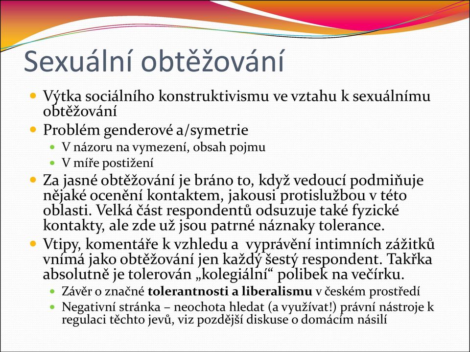 Velká část respondentů odsuzuje také fyzické kontakty, ale zde už jsou patrné náznaky tolerance.