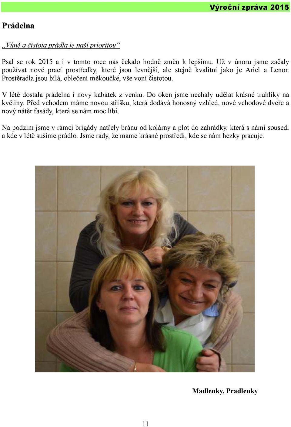 V létě dostala prádelna i nový kabátek z venku. Do oken jsme nechaly udělat krásné truhlíky na květiny.