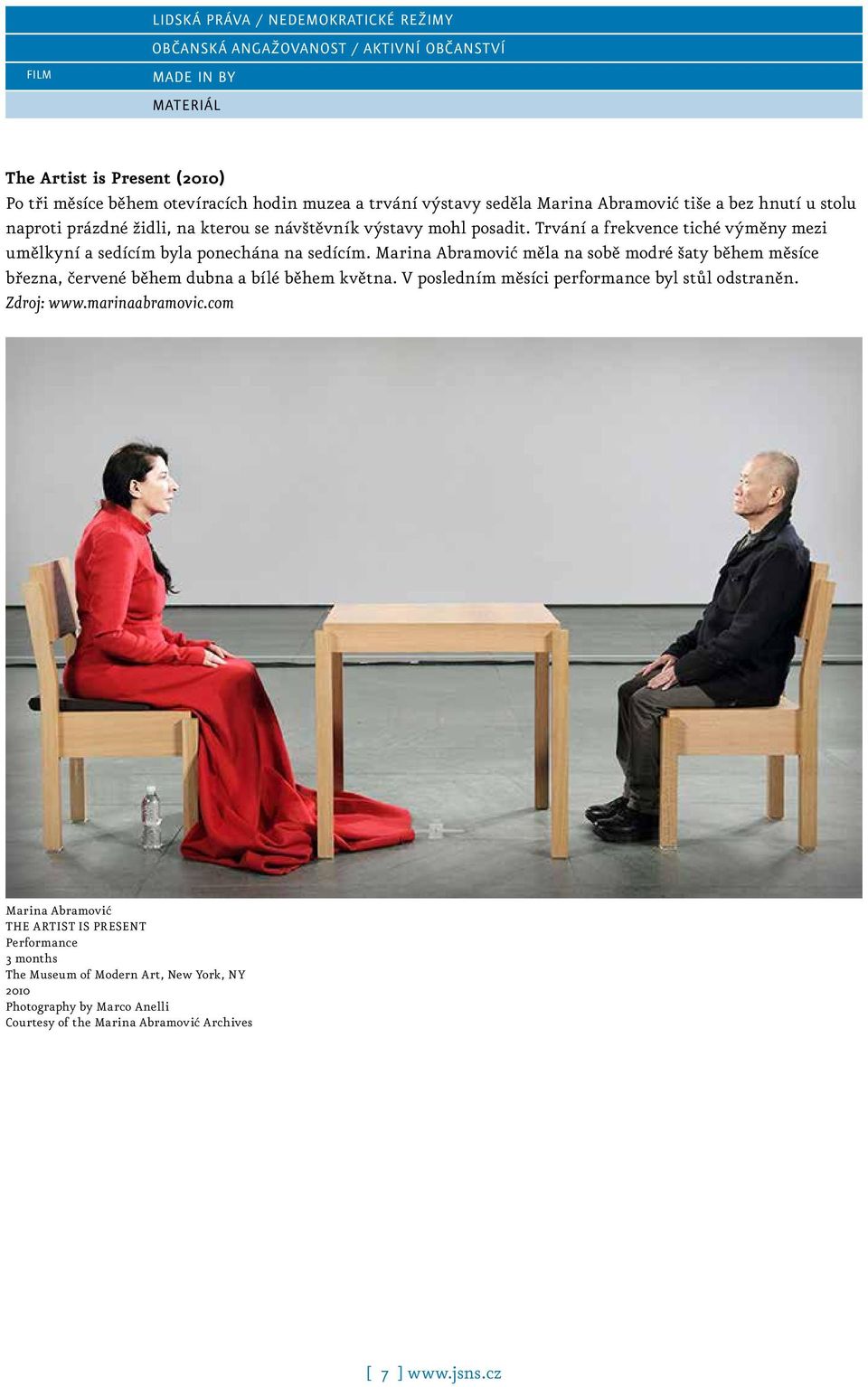 Marina Abramović měla na sobě modré šaty během měsíce března, červené během dubna a bílé během května. V posledním měsíci performance byl stůl odstraněn. Zdroj: www.