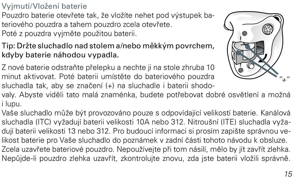 Poté baterii umístěte do bateriového pouzdra + sluchadla tak, aby se značení (+) na sluchadle i baterii shodovaly. Abyste viděli tato malá znaménka, budete potřebovat dobré osvětlení a možná i lupu.