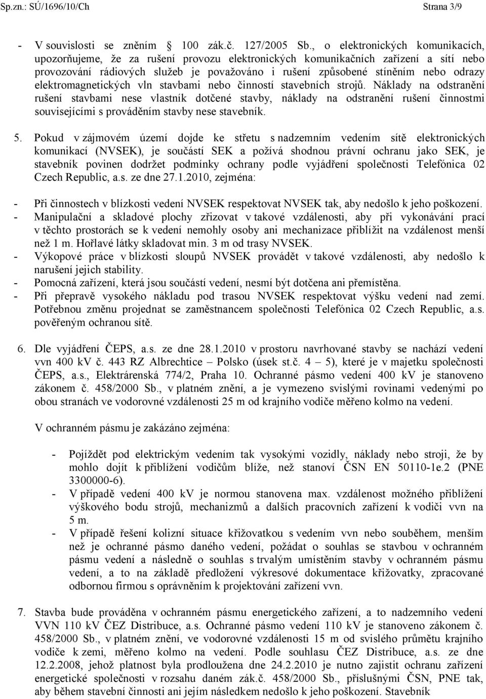 odrazy elektromagnetických vln stavbami nebo činností stavebních strojů.