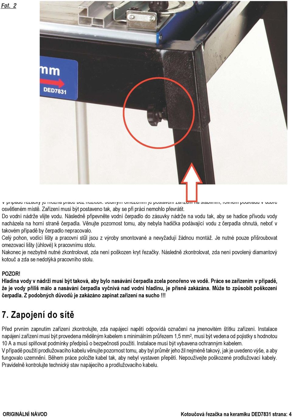 Následně připevněte vodní čerpadlo do zásuvky nádrže na vodu tak, aby se hadice přívodu vody nacházela na horní straně čerpadla.