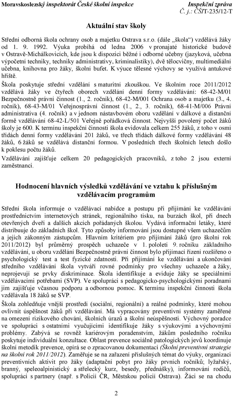 kriminalistiky), dvě tělocvičny, multimediální učebna, knihovna pro žáky, školní bufet. K výuce tělesné výchovy se využívá antukové hřiště. Škola poskytuje střední vzdělání s maturitní zkouškou.
