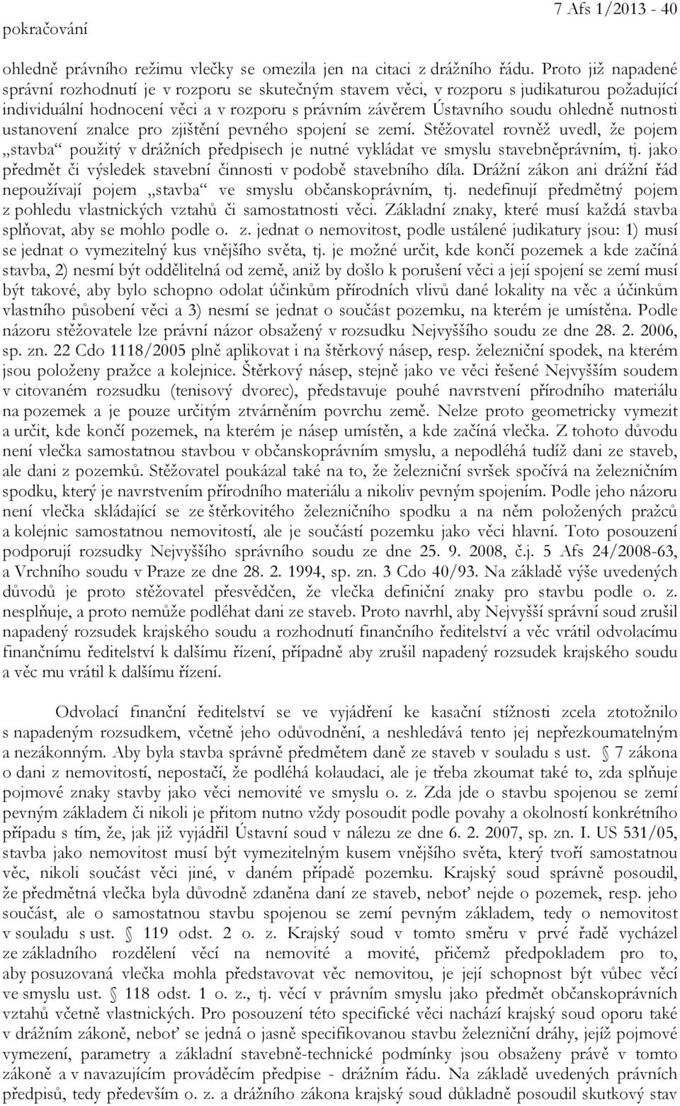 nutnosti ustanovení znalce pro zjištění pevného spojení se zemí. Stěžovatel rovněž uvedl, že pojem stavba použitý v drážních předpisech je nutné vykládat ve smyslu stavebněprávním, tj.