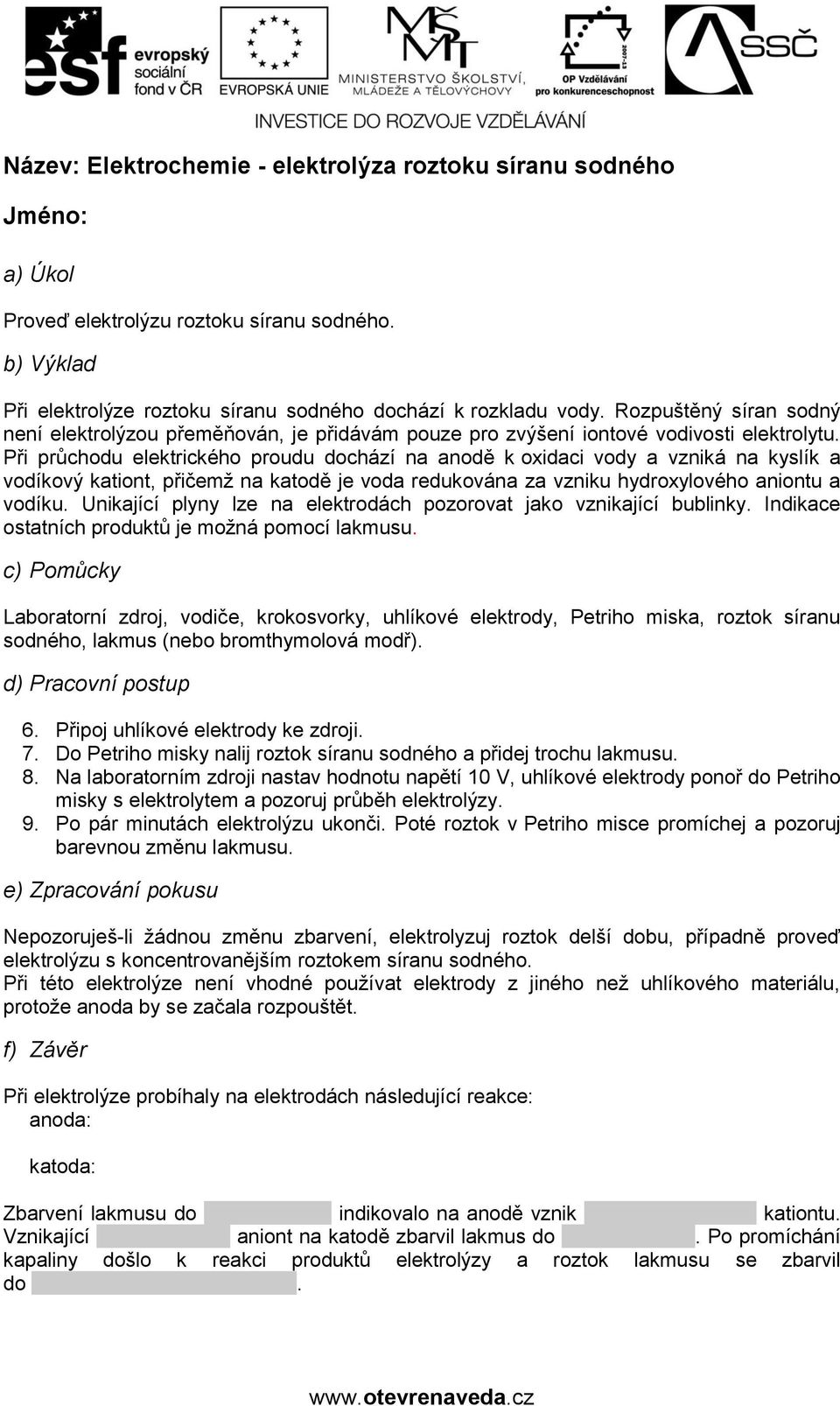 Při průchodu elektrického proudu dochází na anodě k oxidaci vody a vzniká na kyslík a vodíkový kationt, přičemž na katodě je voda redukována za vzniku hydroxylového aniontu a vodíku.