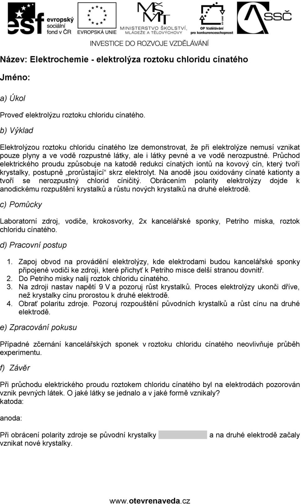 Průchod elektrického proudu způsobuje na katodě redukci cínatých iontů na kovový cín, který tvoří krystalky, postupně prorůstající skrz elektrolyt.