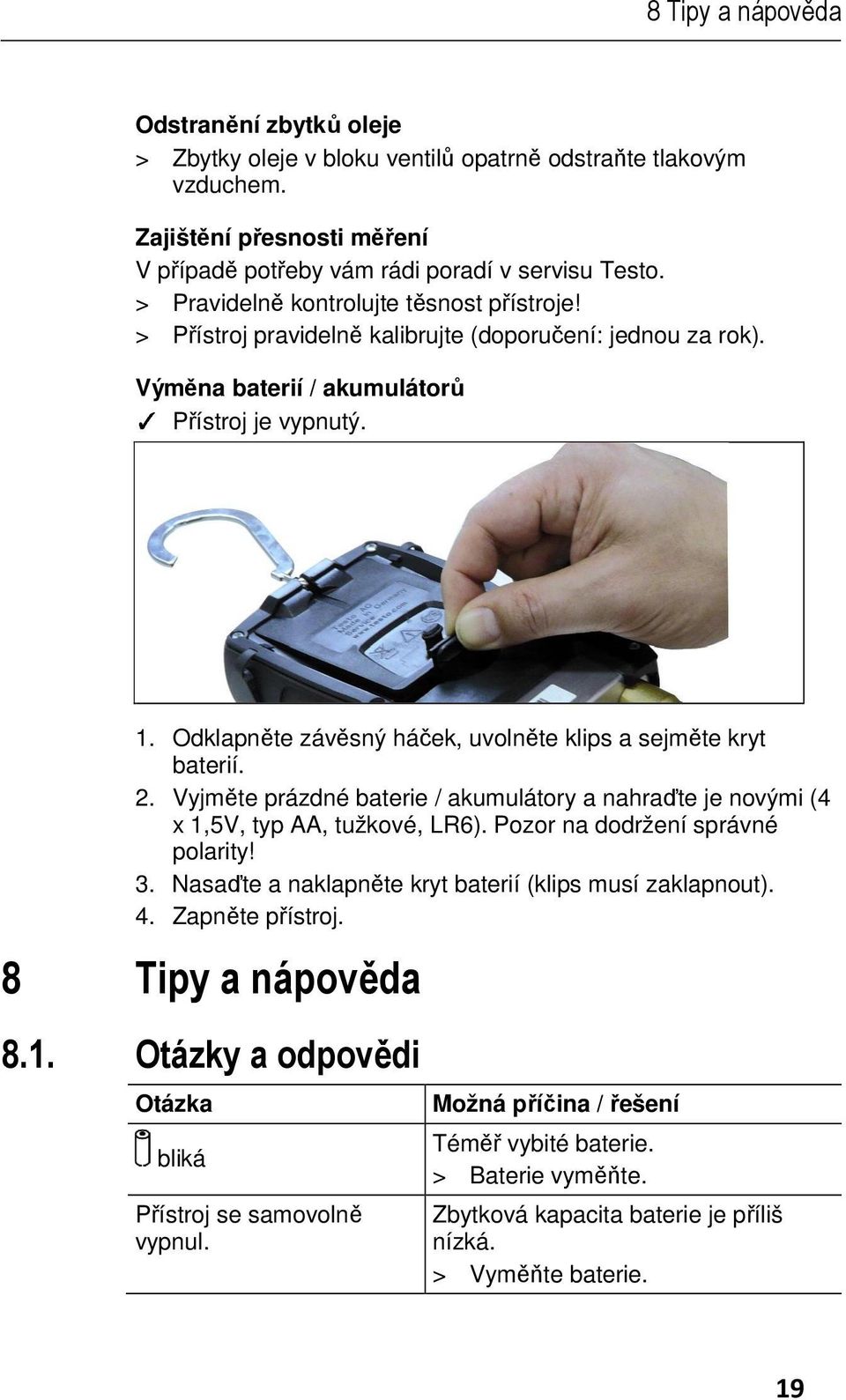 Odklapněte závěsný háček, uvolněte klips a sejměte kryt baterií. 2. Vyjměte prázdné baterie / akumulátory a nahraďte je novými (4 x 1,5V, typ AA, tužkové, LR6). Pozor na dodržení správné polarity! 3.