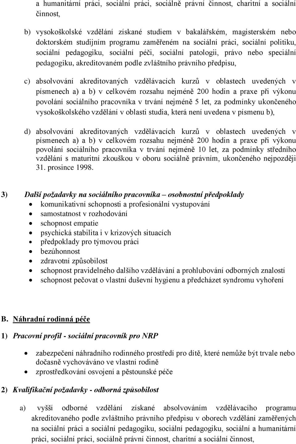 absolvování akreditovaných vzdělávacích kurzů v oblastech uvedených v písmenech a) a b) v celkovém rozsahu nejméně 200 hodin a praxe při výkonu povolání sociálního pracovníka v trvání nejméně 5 let,