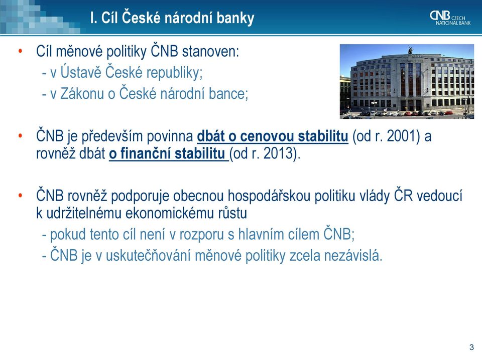 2001) a rovněž dbát o finanční stabilitu (od r. 2013).