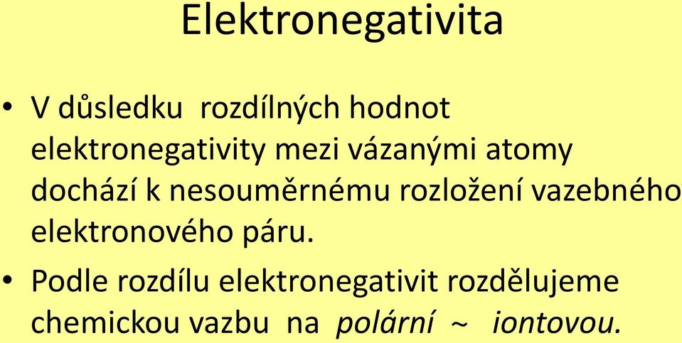 nesouměrnému rozložení vazebného elektronového páru.