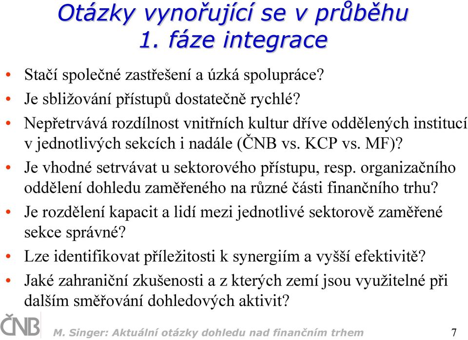 organizačního oddělení dohledu zaměřeného na různé části finančního trhu? Je rozdělení kapacit a lidí mezi jednotlivé sektorově zaměřené sekce správné?