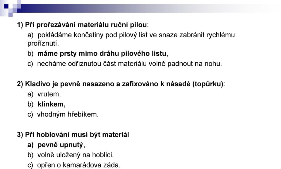 nohu. 2) Kladivo je pevně nasazeno a zafixováno k násadě (topůrku): a) vrutem, b) klínkem, c) vhodným