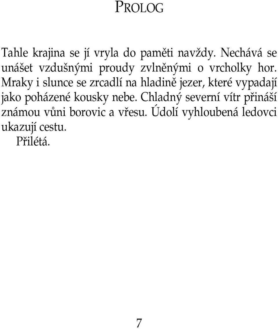 Mraky i slunce se zrcadlí na hladině jezer, které vypadají jako poházené