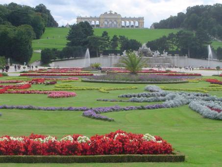 JOHANN BERNHARD FISCHER Z ERLACHU SCHÖNBRUNN... vídeňský zámek postavený ke konci 17.