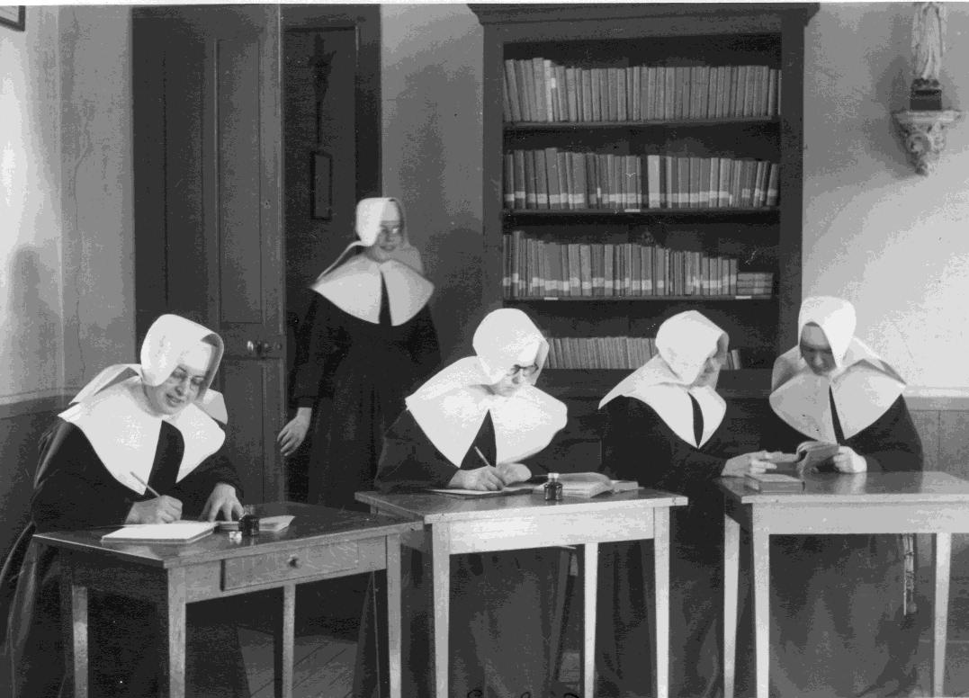 V Praze absolvovala studium na Státním učitelském
