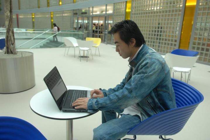 UTB ve Zlíně univerzitní centrum (knihovna, rektorát) Univerzitní knihovna přes 300 studijních míst s možností připojení notebooků více než 200 studijních míst vybavených