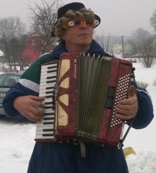 V sobotu 16.2.2013 jste mohli jako každý rok potkat na vesnici medvěda a jeho družinu. V podvečer bylo zahájeno již tradiční Pochování basy.